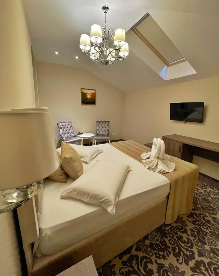 J'Adore Boutique Hotel Лугож Екстериор снимка