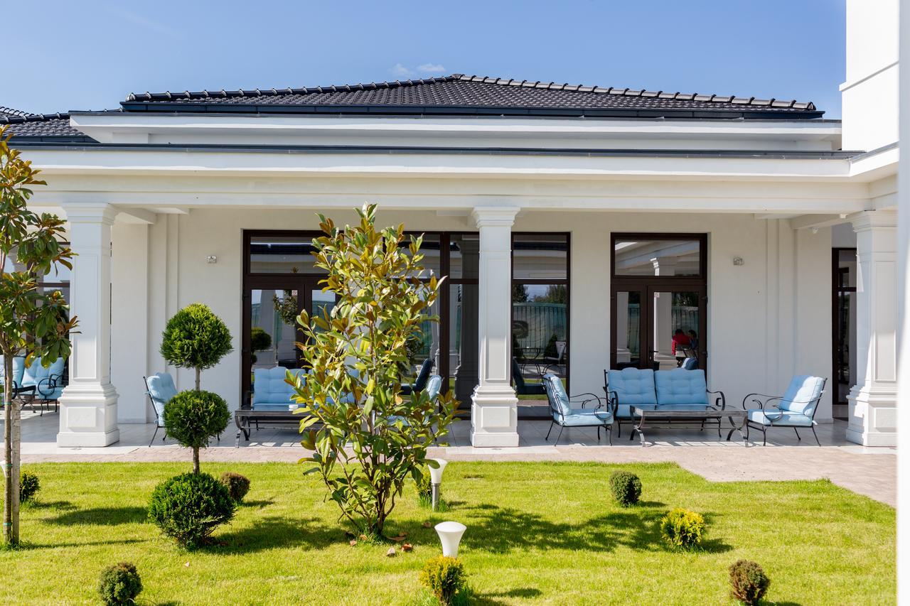 J'Adore Boutique Hotel Лугож Екстериор снимка