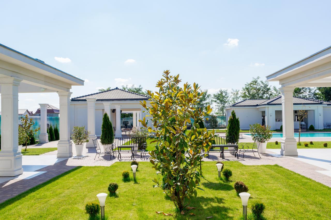 J'Adore Boutique Hotel Лугож Екстериор снимка