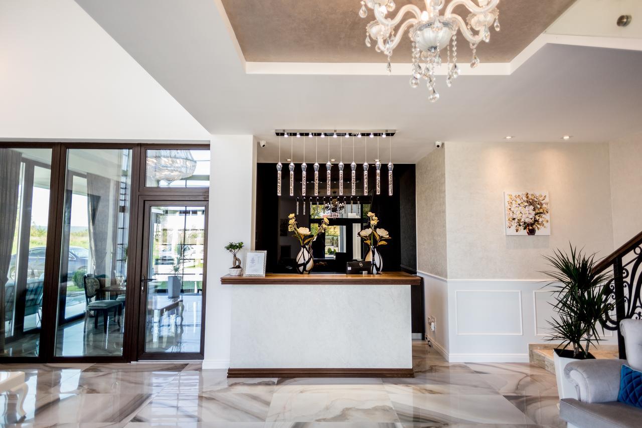 J'Adore Boutique Hotel Лугож Екстериор снимка