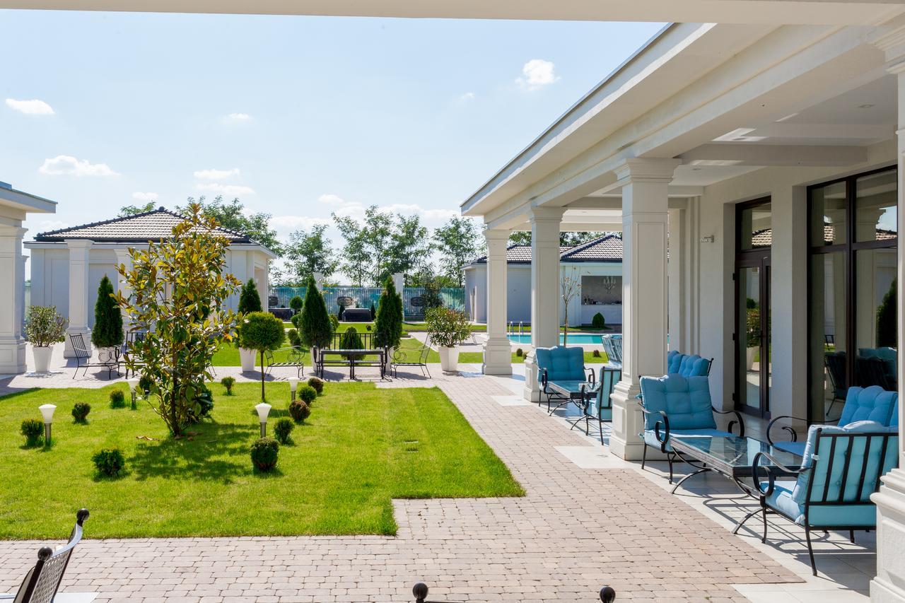 J'Adore Boutique Hotel Лугож Екстериор снимка