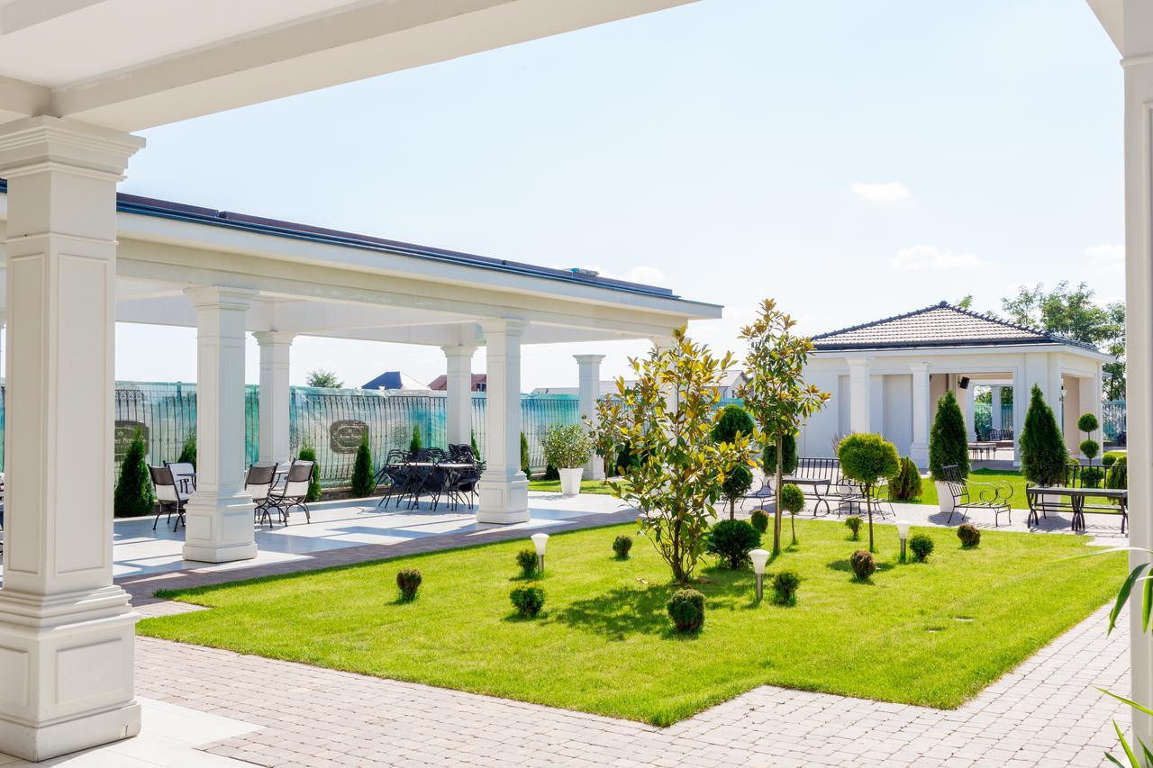 J'Adore Boutique Hotel Лугож Екстериор снимка