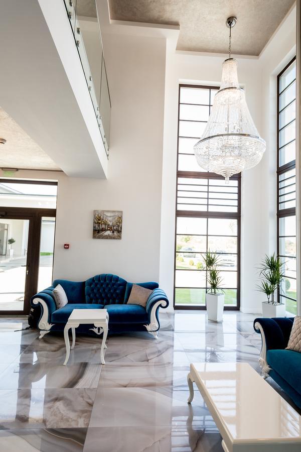 J'Adore Boutique Hotel Лугож Екстериор снимка