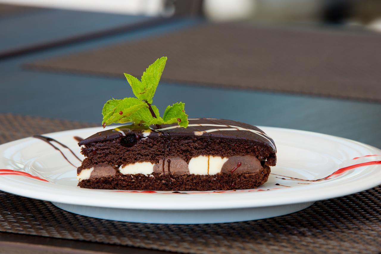 J'Adore Boutique Hotel Лугож Екстериор снимка