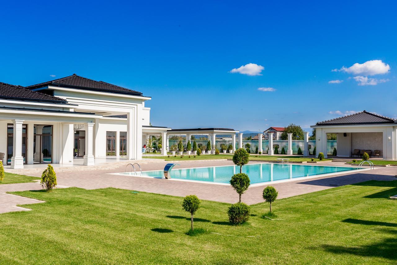 J'Adore Boutique Hotel Лугож Екстериор снимка