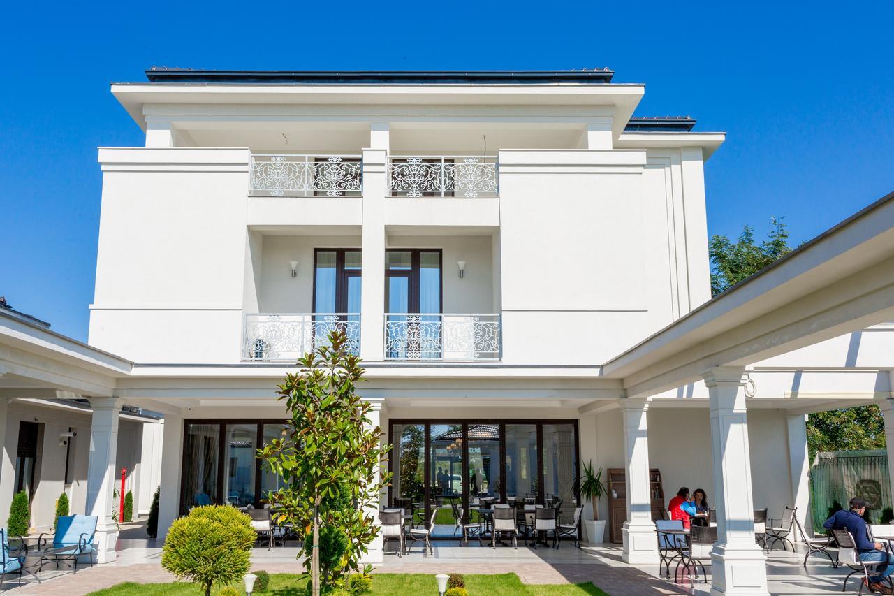 J'Adore Boutique Hotel Лугож Екстериор снимка