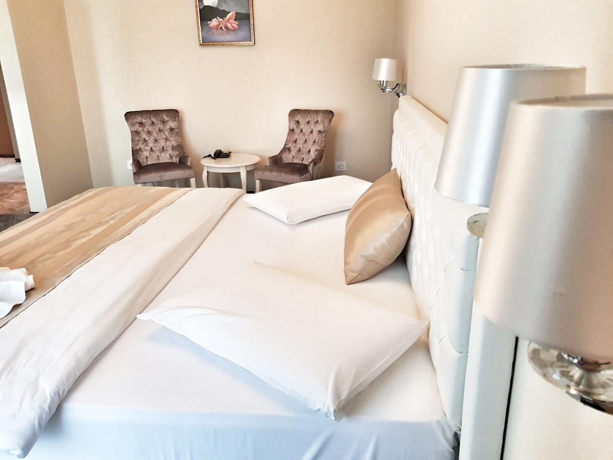 J'Adore Boutique Hotel Лугож Екстериор снимка